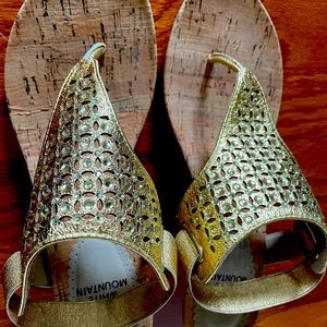 Beautiful White Mountain All Good Gold Thong Sandals. SIZE 8
